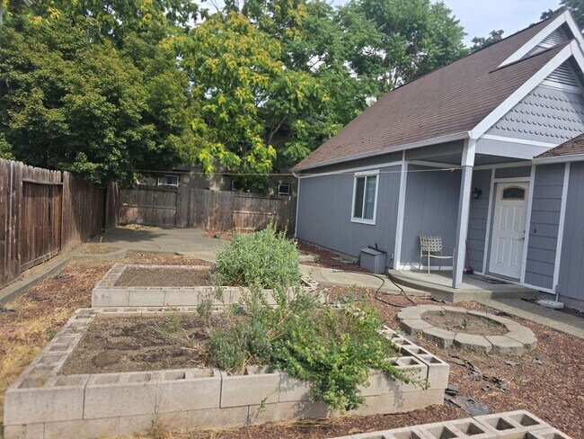 Foto del edificio - 3 bed 2 bath Home for Rent in Grants Pass