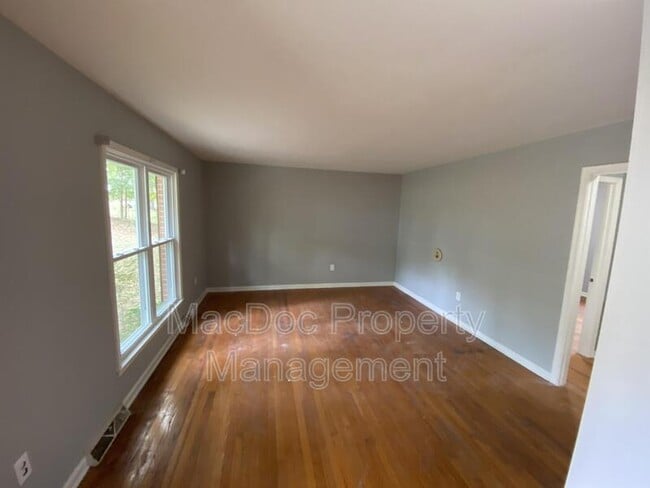 Foto del edificio - 727 Chalklevel Rd