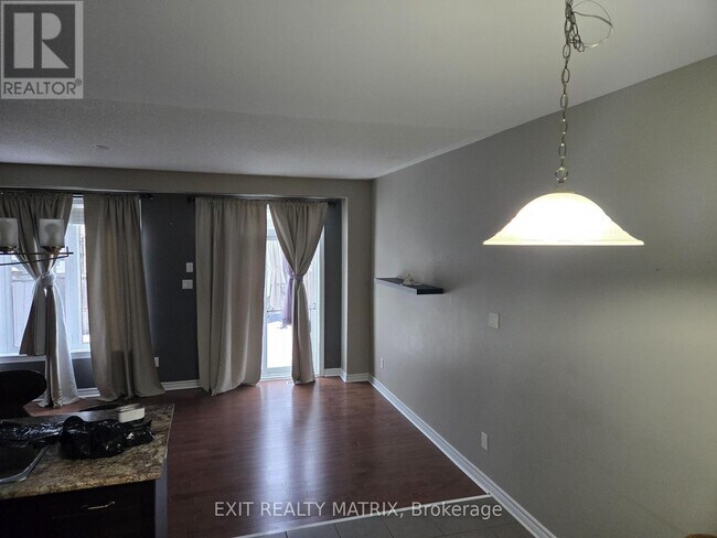 Building Photo - 717 Hazelnut Crescent