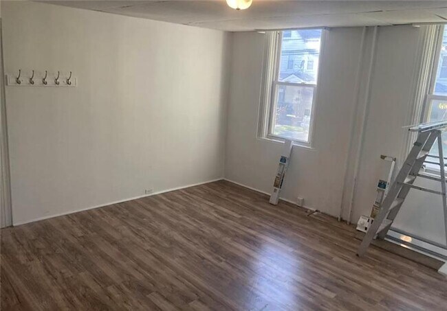 Building Photo - 607 Lorenz Ave