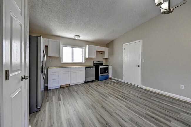 Building Photo - 7650 Vallhalla Dr