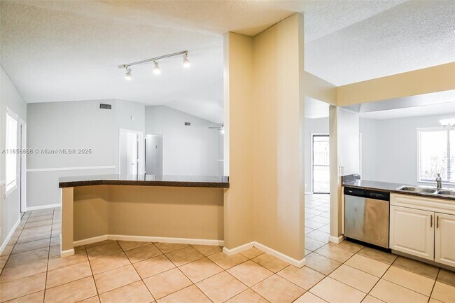Building Photo - 899 Daffodil Dr