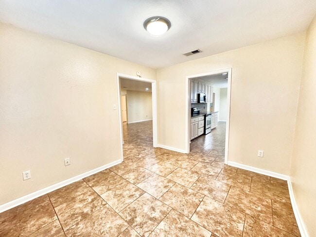 Building Photo - 1323 Tamari Dr