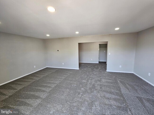 Building Photo - 3647 Glengyle Ave