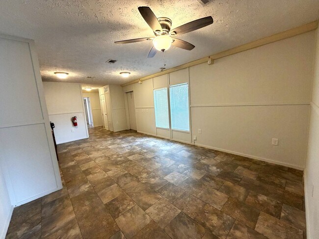 Foto del edificio - 2-Bed Mobile Home | Water, Trash & Lawn Care Included!