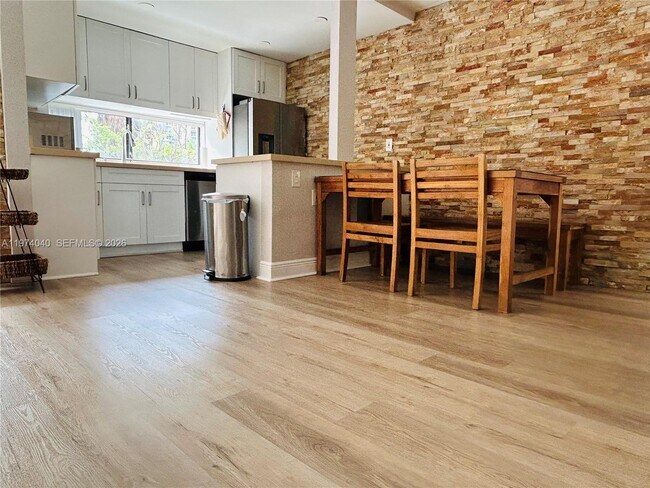 Foto del edificio - 17021 N Bay Rd