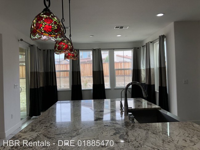 Building Photo - 4 br, 3.5 bath House - 371 W Aldrich Place