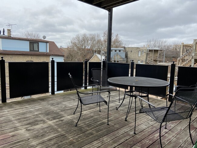 Building Photo - 1837 W North Ave