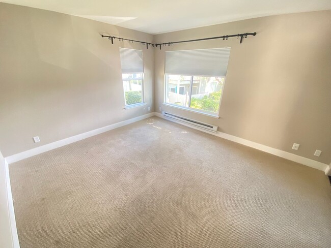 Foto del edificio - Advent - Low Deposit Bright Top Floor Condo!