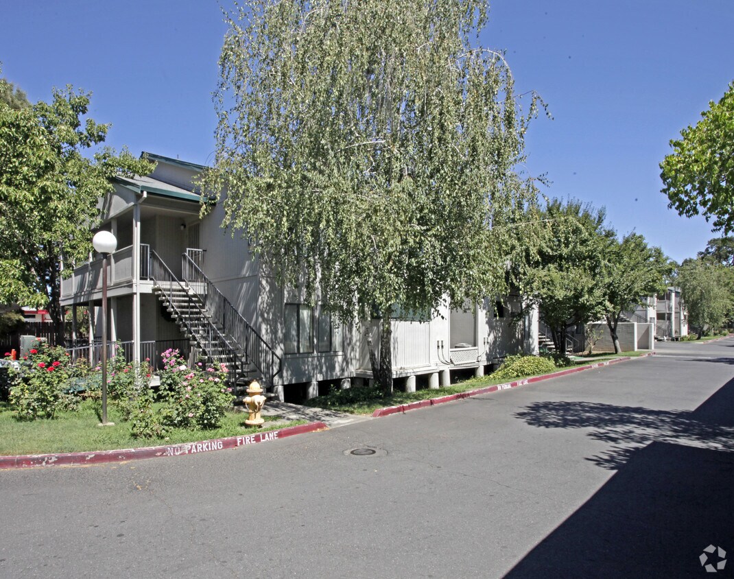 Foto principal - Elkhorn Village Apartments
