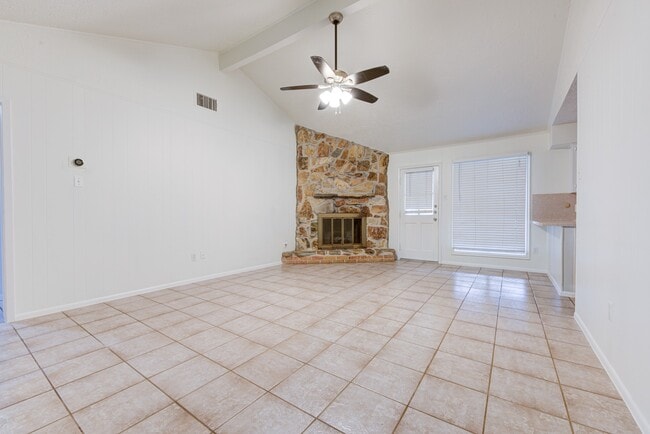 Building Photo - 2213 Baylor Dr