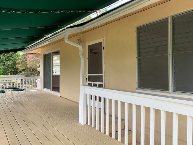 Building Photo - Discover Your Peaceful Hideaway in Honolulu!