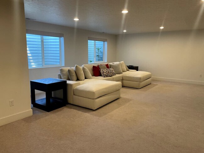 Foto del edificio - 690 S Edge Ln