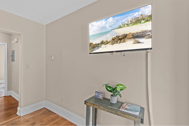 Building Photo - 711 W Blount St