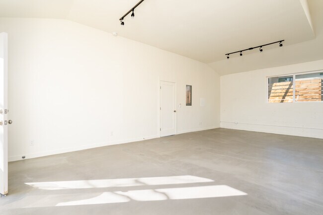 Foto del edificio - 2200 W Alameda St