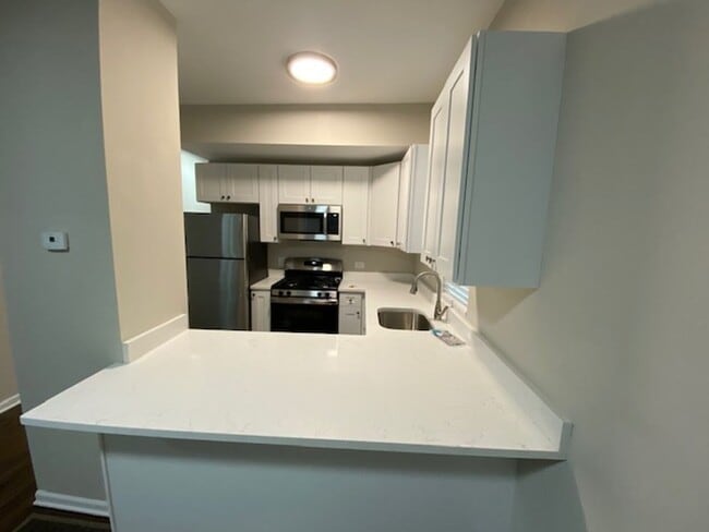 Building Photo - Newly Renovated Modern 3- Bedroom Apartment