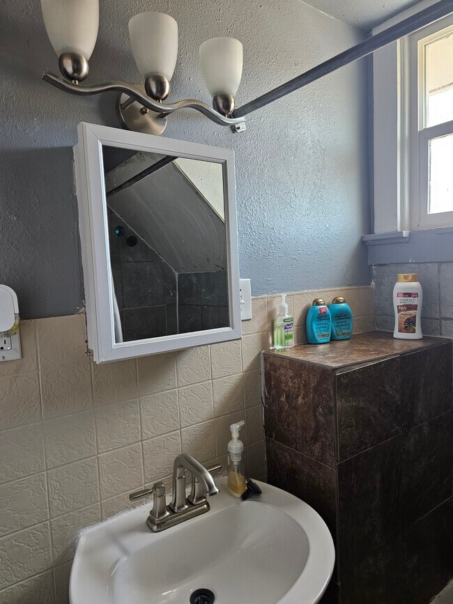 Foto del edificio - 1815 E 8th St