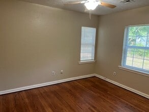 Building Photo - 1115 N Redbud Dr