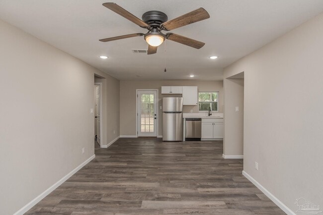 Building Photo - 6403 Skyline Dr
