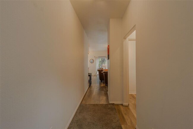 Building Photo - 1500 N Claremont Cir