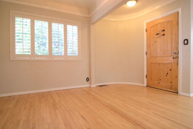 Building Photo - 1440 N Pass Ave
