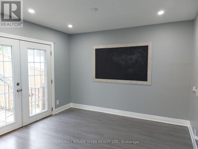 Building Photo - 432 Bloor St E