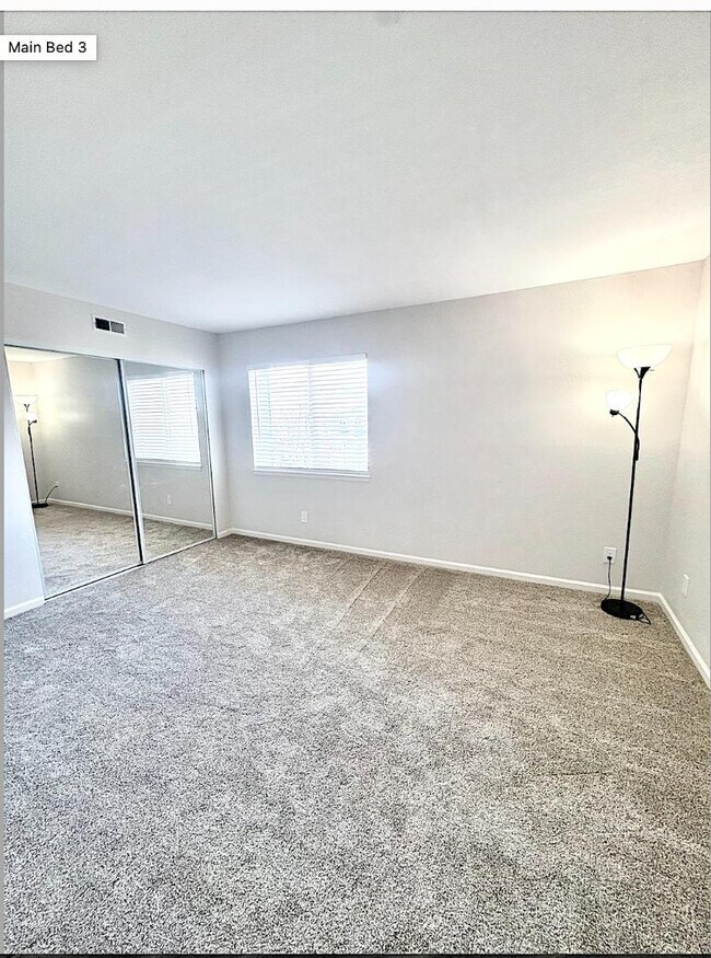 Building Photo - 13085 W Cedar Dr