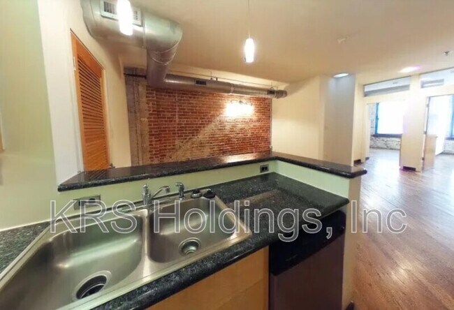 Building Photo - 1318 W Broad St