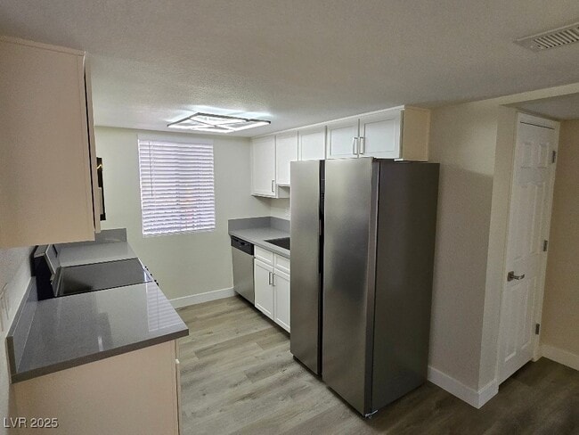 Building Photo - 5260 River Glen Dr