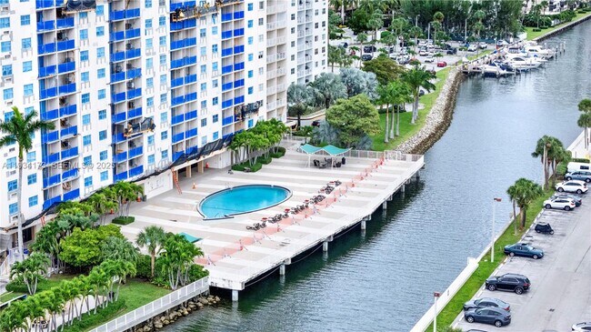 Foto del edificio - 400 Kings Point Dr