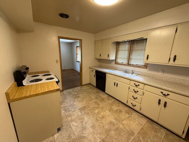 Foto del edificio - 3 Bedroom House Close to Ross-Ade and Mackey---WAIVED APPLICATION FEES!