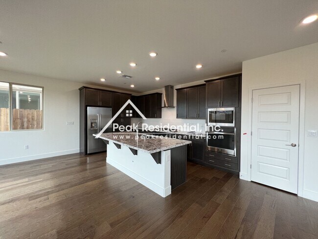 Foto del edificio - Beautiful Elk Grove 3bd/2.5ba Home with 2 ...