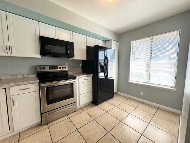 Foto del edificio - AVAILABLE NOW!!! Charming 2 Bedroom/ 2 Bat...