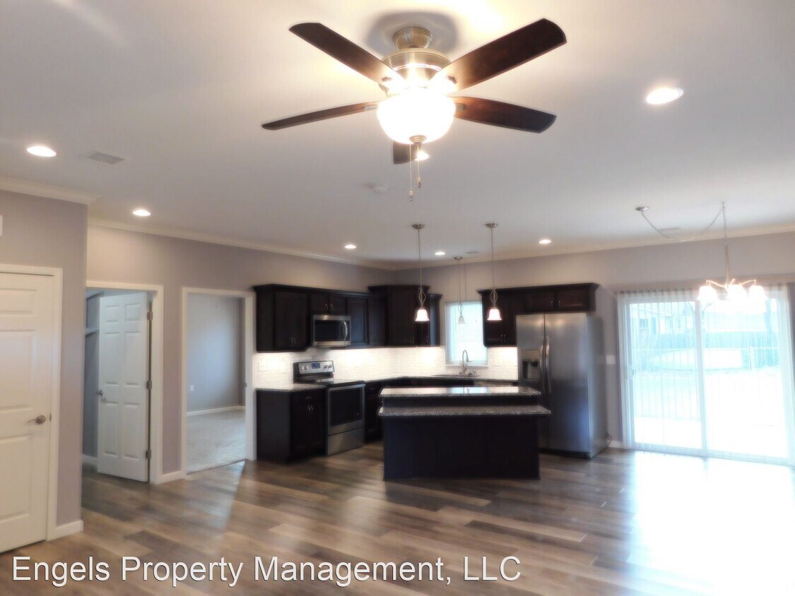 Foto principal - 3 br, 2 bath House - 517 N Village Rd