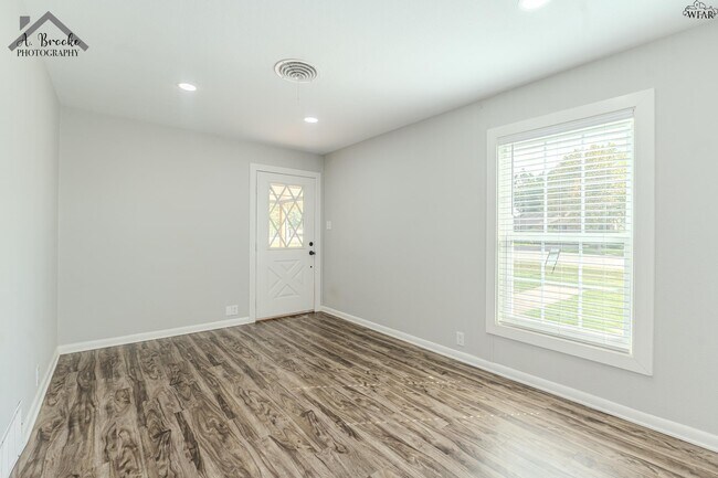 Foto del edificio - 516 W Magnolia Ave