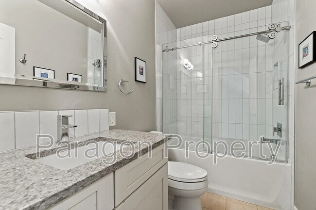 Foto del edificio - 704 W 6th Ave