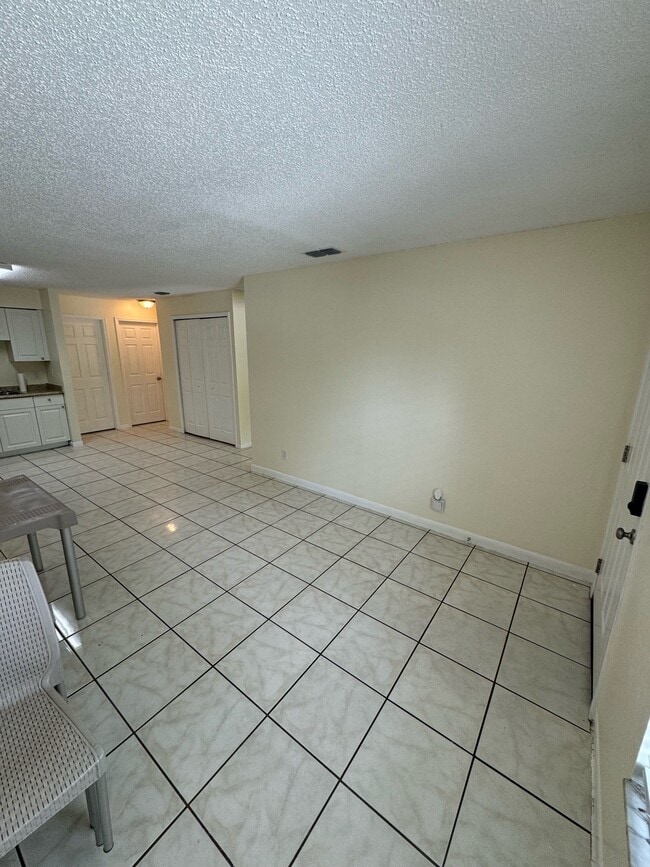 Sala de estar - 1411 E 109th Ave