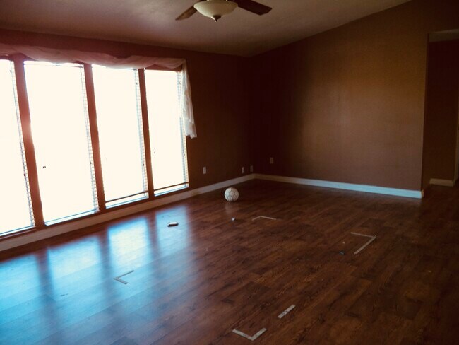 Building Photo - 5308 E Royal Dr