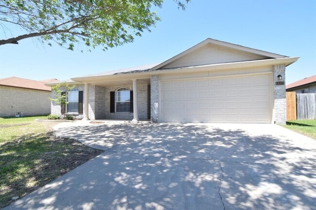 Building Photo - 1403 Saddle Dr