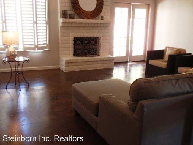 Building Photo - 3 br, 3 bath House - 132 N. Trevino