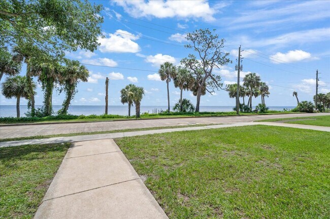 Building Photo - 1326 Riverside Dr