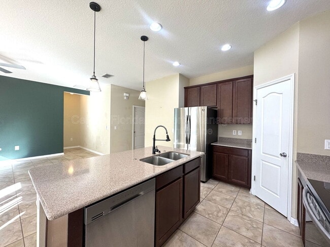 Building Photo - 215 Lakeshore Dr