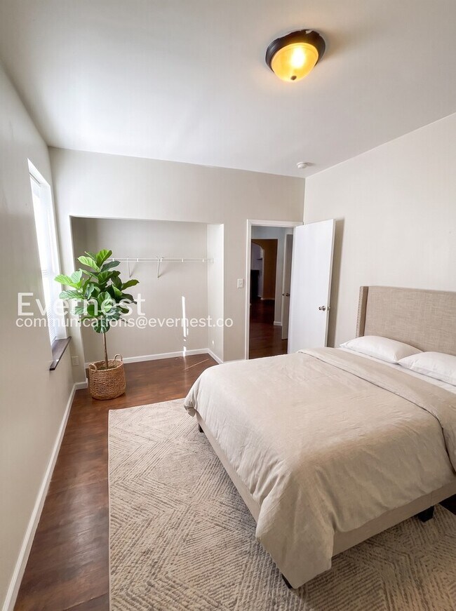 Building Photo - 3 Bed, 1 Bath Home with Fenced Yard / Available Soon!