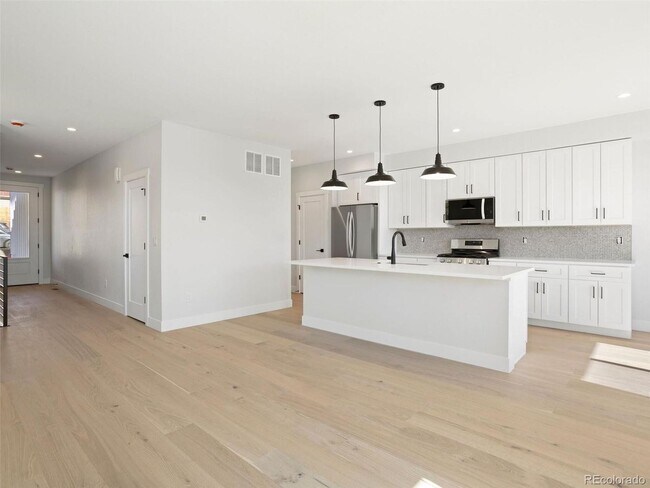 Building Photo - Brand New 4BD, 4BA Half-Duplex in Villa Park
