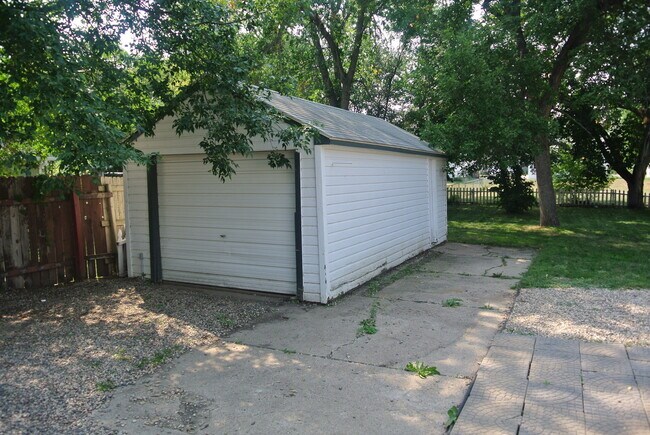 Building Photo - 2 Bedroom House!