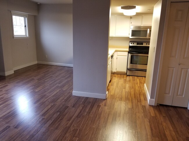 Foto del edificio - Beautiful Condo + Parking  Available Now.