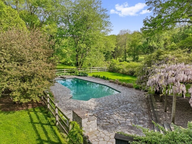 Building Photo - 6 Old Orchard Dr