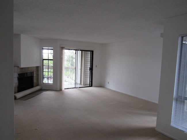 Living Room - 427 E Orange Grove Ave