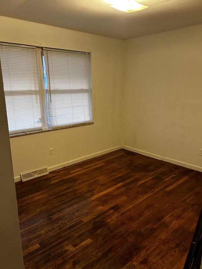 Building Photo - 4082 Esseldale Dr