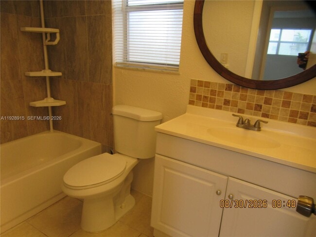 Foto del edificio - 8285 Sunrise Lakes Blvd